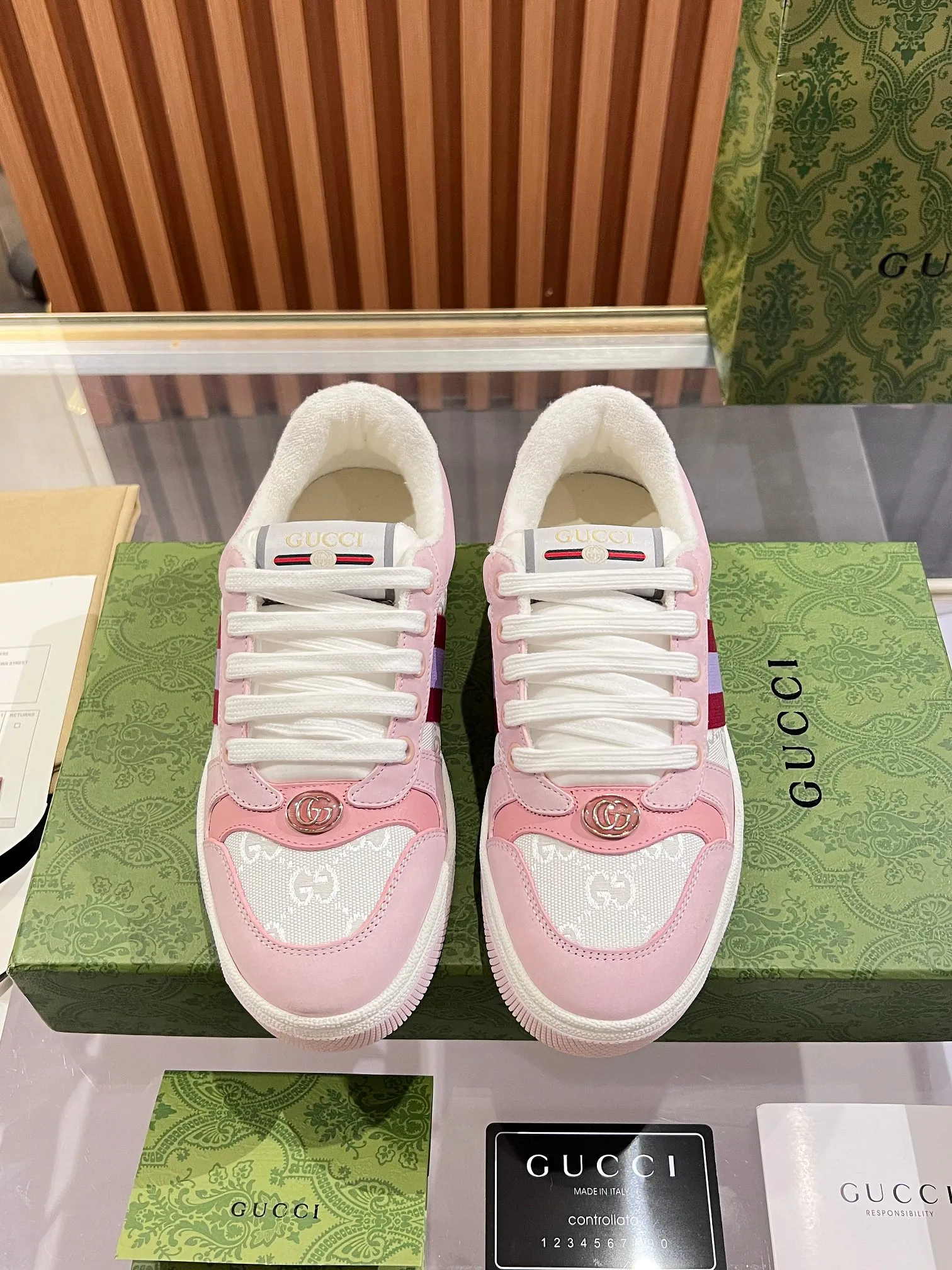 👟👟Ex-factory price 540👟👟 ⚡️Gucci Dirty Shoes Top factory quality, impeccable at the counter, the comfort is incredible. Retro distressed elements, washed retro logo on the tongue, metal double LOGO, 99% recognizable, full of Gucci elements; terry cloth lining, cowhide foot pads and 3mm latex are much more comfortable than real leather shoes. Environmentally friendly TPU wear-resistant outsole, soft and elastic. The inside of the tongue is made of imported elastic bands, which have great tension and won't strangle your feet. I don't develop the shoes without the original version. Only by getting the original version can the shoes be accurate and beat the market version instantly. Every stitch and every stitch is very tight and full. The debugging process is the most painstaking and requires no less than a hundred modifications before it is adjusted to the perfect state so that it can be worn comfortably by all foot types! Size 35-40 women’s model)
